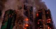 Hasta 55 muertos y casi 300 desaparecidos en el enorme incendio en varios rascacielos de Hong Kong