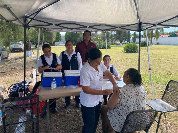Enfermeras de Tamaulipas vacunan hasta en los panteones contra Influenza y COVID