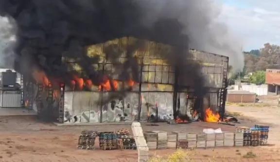 Un incendio destruyó por completo el frigorífico municipal de Centenario