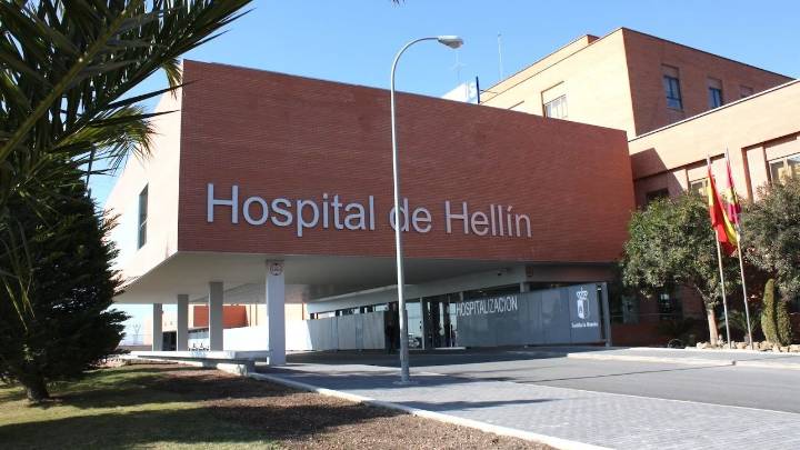 Trasladado al hospital por inhalar humo en el incendio de una vivienda en Hellín