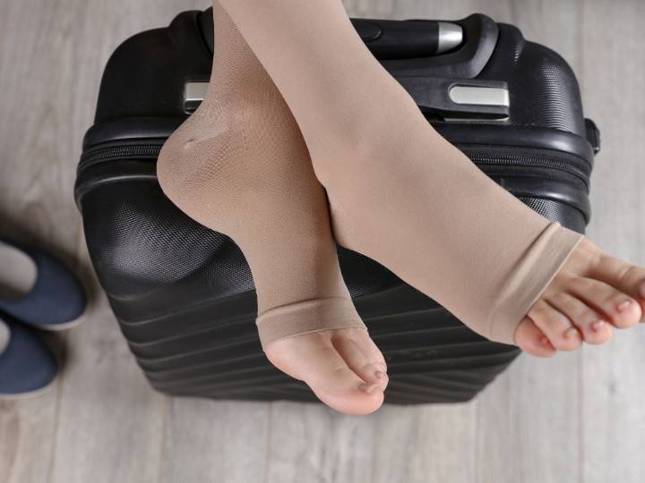 ¿Es cierto que necesitas medias de compresión en vuelos largos?