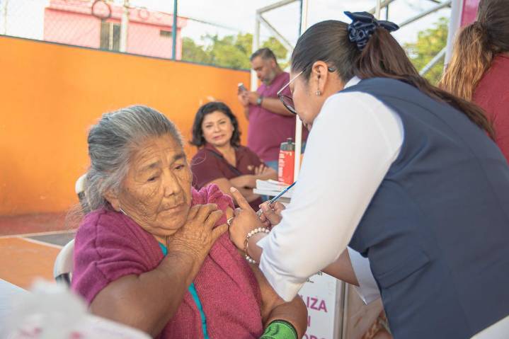 Exhortan a vacunarse contra la influenza, neumococo y el covid