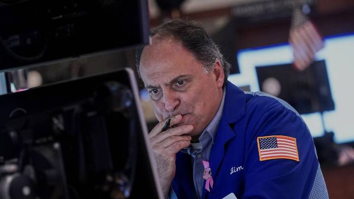 Wall Street loses ground under the weight of falling technology stocks