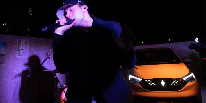 Con un show de Rusherking,  se presentó el  vehículo eléctrico urbano más accesible de la Argentina