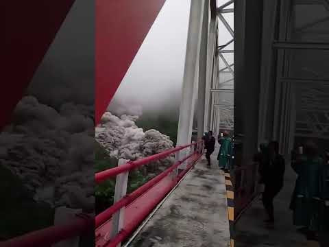 Volcano erupts, sending ash over 6,500 ft into the sky, threatening air traffic in Indonesia #shorts