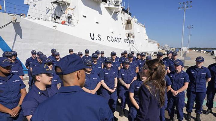La Guardia Costera de EE. UU. causa polémica por categorización de esvásticas y símbolos de odio. ¿Seguirán prohibidos?