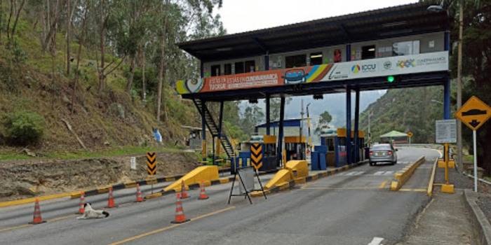 Vehículo de Bomberos que iba a atender incendio en un Hospital le exigieron el pago del Peaje