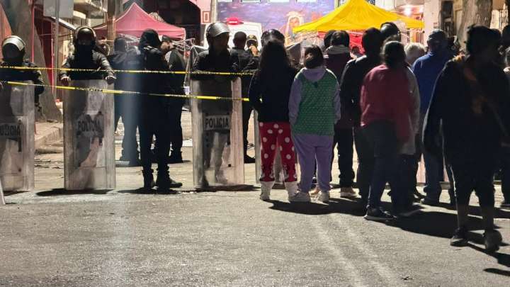 Matan a 2 hombres que vendían micheladas afuera de panteón en Coyoacán; menor de edad resultó herido