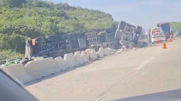 Tráiler vuelca y bloquea carril del Libramiento Mazatlán