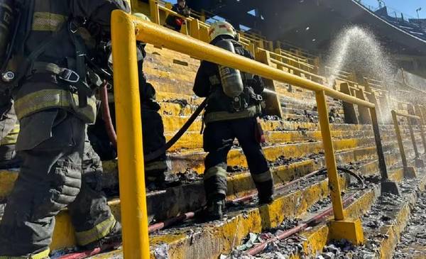 Incendio en la cancha de Boca: se prendieron fuego los papelitos en La Bombonera tras el Superclásico