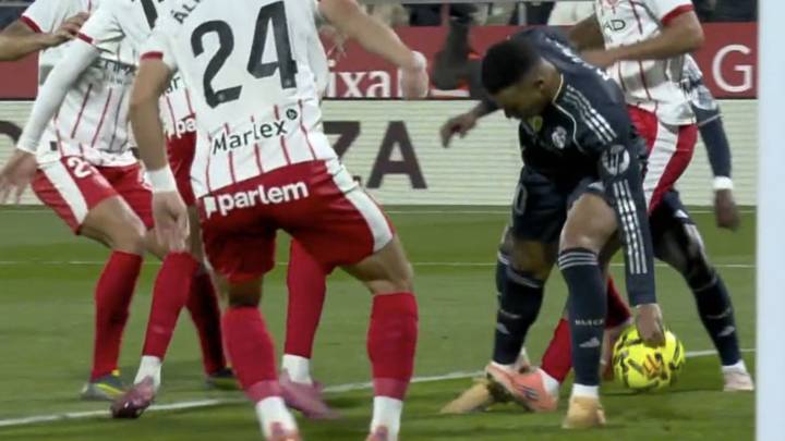 De Burgos y Pulido Santana anulan un gol de Mbappé por una mano involuntaria previa al disparo