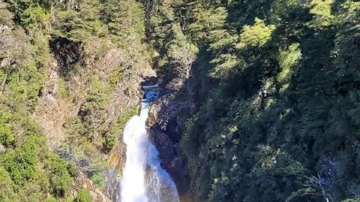 El encanto de la Cascada Chachín: cómo llegar al paraíso que conecta a Argentina con Chile