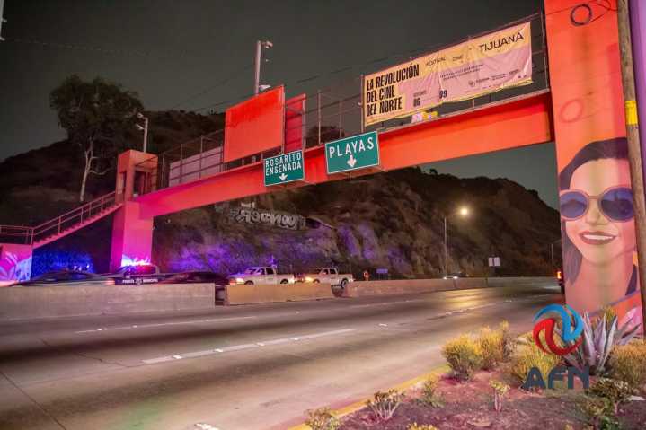 Dejan cadáver y cartulina con amenazas debajo del puente La Cúspide