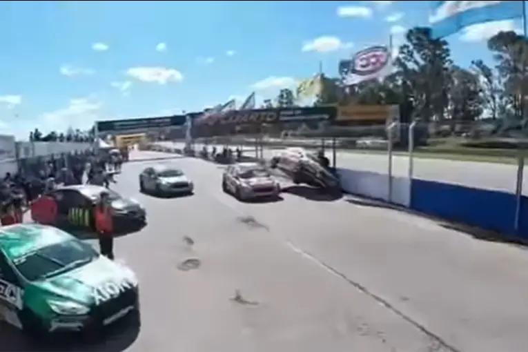 Peligroso accidente en boxes del paranaense Exequiel Bastidas en el TN: video