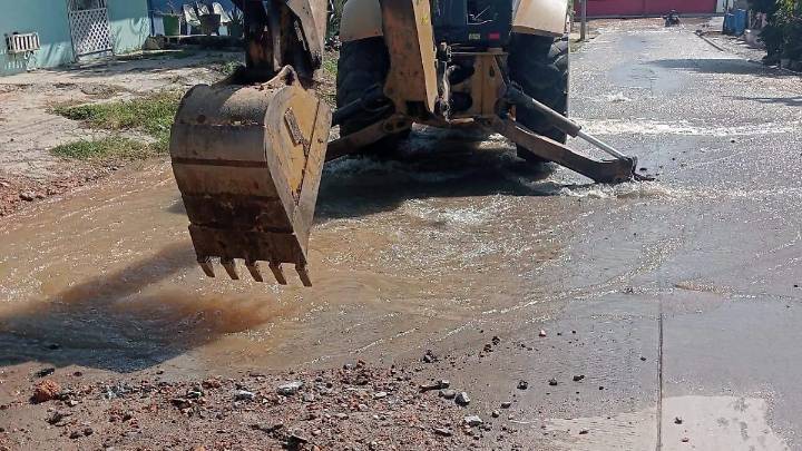 Se quedan sin agua 5 colonias de Mazatlán por ruptura en línea de distribución