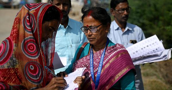 Rush Hour: SC seeks EC reply on Kerala SIR plea, Delhi bans outdoor sports events for schools & more