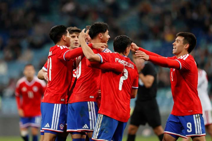 VIDEOS. Chile remonta con un jugador menos ante Perú y alarga su positiva racha de fin de año