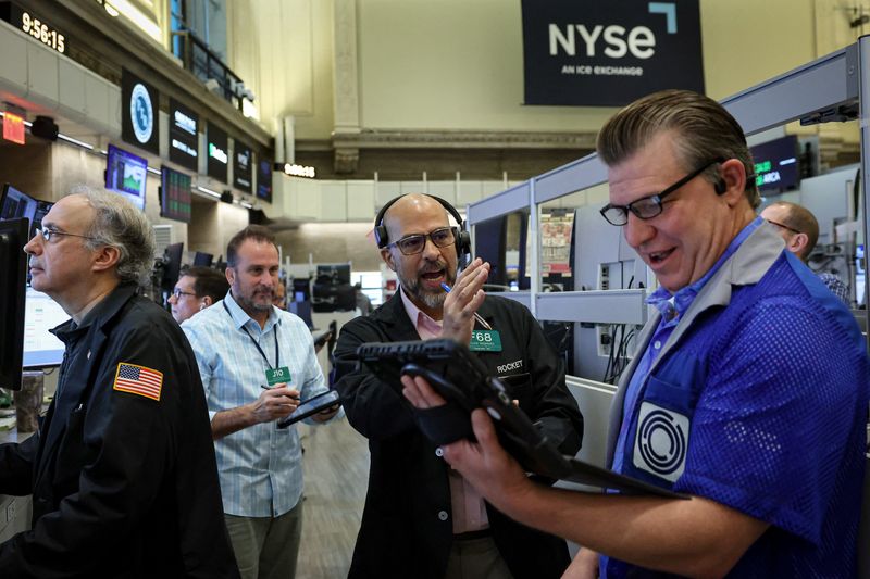 Wall Street mixed, shutdown (almost) nixed