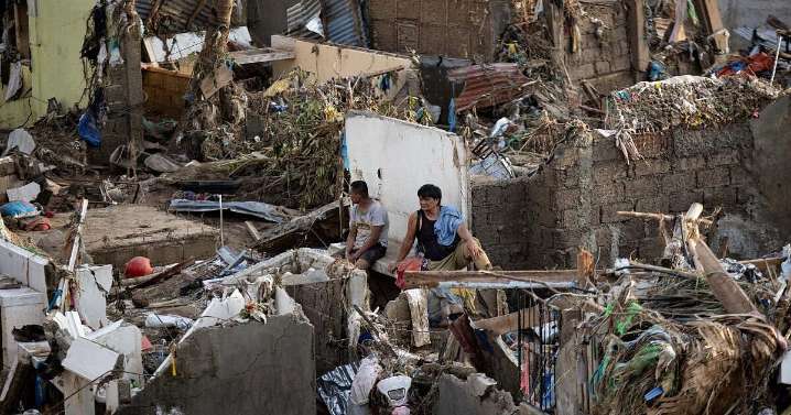 Typhoon Fung-wong: 2 dead, 1 million evacuated in Philippines