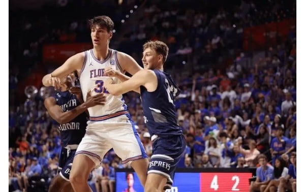Olivier Rioux, de Florida, con sus 2,36 metros de altura, se convierte en el jugador de baloncesto universitario más alto de la historia