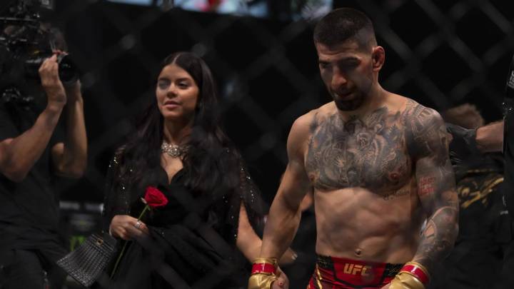 Ilia Topuria anuncia que retrasa su próxima pelea tras su ruptura sentimental: "Estoy pasando por un momento personal difícil"