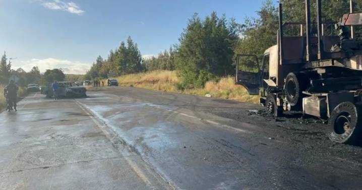 Nuevo ataque incendiario en La Araucanía: sujetos queman un camión y una camioneta