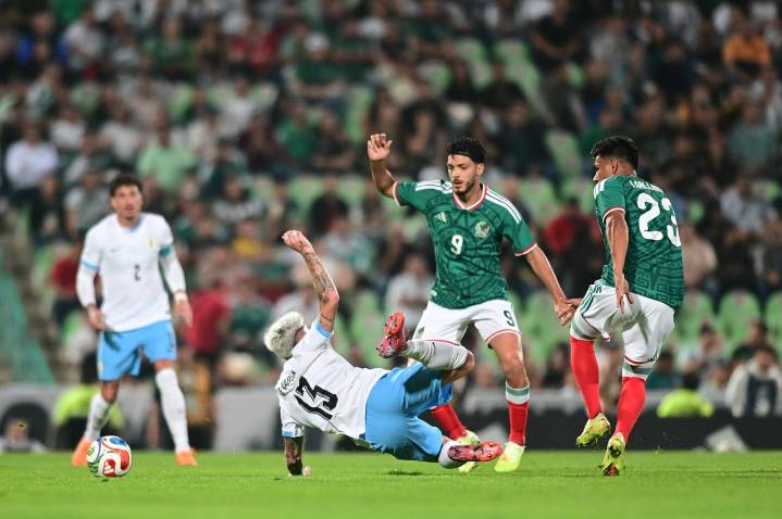 Raúl Jiménez, molesto con la afición de Torreón por abucheo