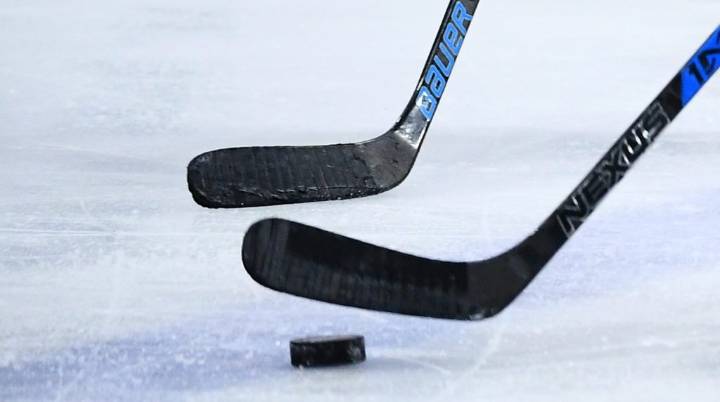 Men’s hockey: Gophers snap losing streak by beating Notre Dame