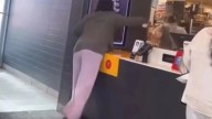 La policía busca a una mujer que lanzó café hirviendo a una empleada de McDonald's tras una discusión