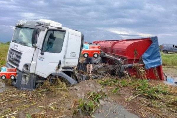 OTRO ACCIDENTE! Camión cargado de piedras despistó sobre Ruta 12 (IMÁGENES)