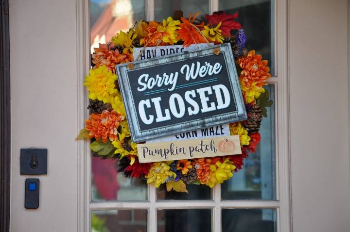 Qué tiendas estarán abiertas en Thanksgiving 2025 y cuáles cierran todo el día