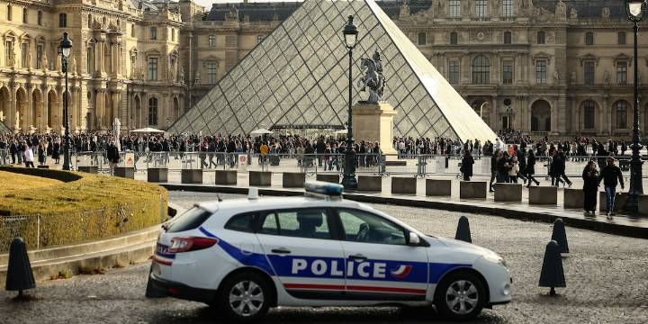 Paris prosecutor reports 4 more arrests in connection with Louvre jewel heist