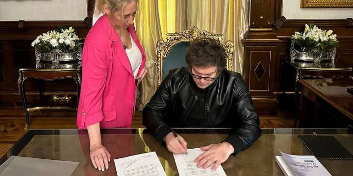 Milei firmó el DNU que traspasó las competencias entre ministerios y reordenó el Gobierno