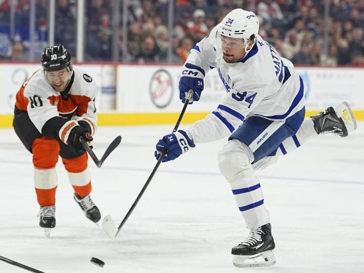 Maple Leafs subdue hot Flyers, end road trip with win