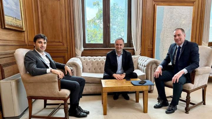 Santilli comenzó su agenda con gobernadores y promete diálogo El nuevo ministro del Interior, Diego Santilli, recibió a los gobernadores de Chubut, Ignacio Torres, y Catamarca, Raúl Jalil. Analizaron 