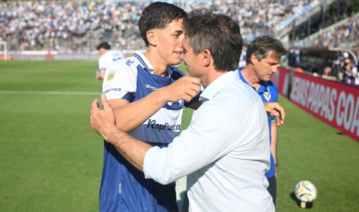 En nombre del hijo. Nicolás Barros Schelotto le ganó el duelo a papá Guillermo en La Plata: "No le gusta perder ni al truco"