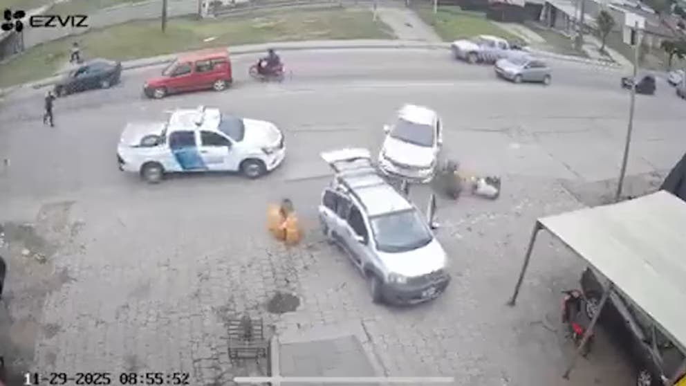 Mar del Plata: robaron un auto, escaparon marcha atrás y atropellaron a dos hombres mientras la Policía les disparaba