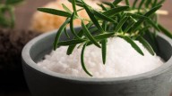 Hervir romero con sal gruesa: para qué sirve y por qué recomiendan usarla en el hogar
