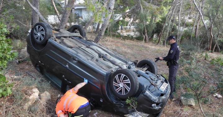 Un joven conductor sin carné coge el coche de su madre y acaba volcando en Sant Elm