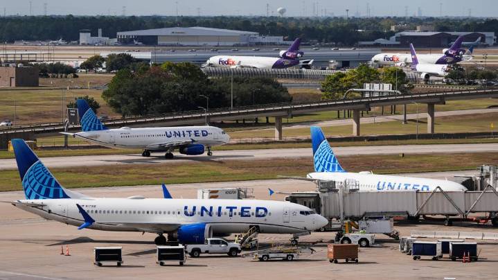 United Airlines posts list of flights in and out of Houston that are canceled through Tuesday