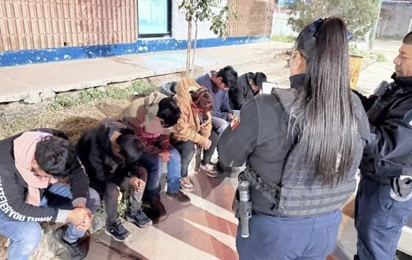 Auxilian municipales a cinco migrantes sin refugio