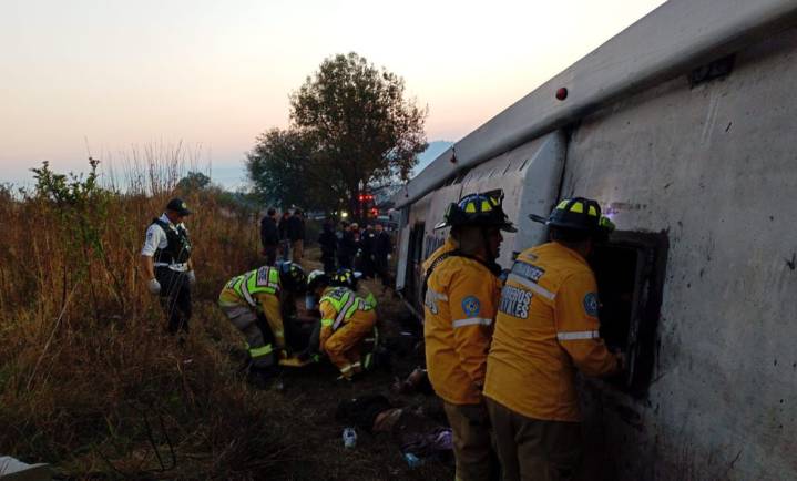 Son 7 muertos y más de 20 heridos en accidente de autobús en Michoacán