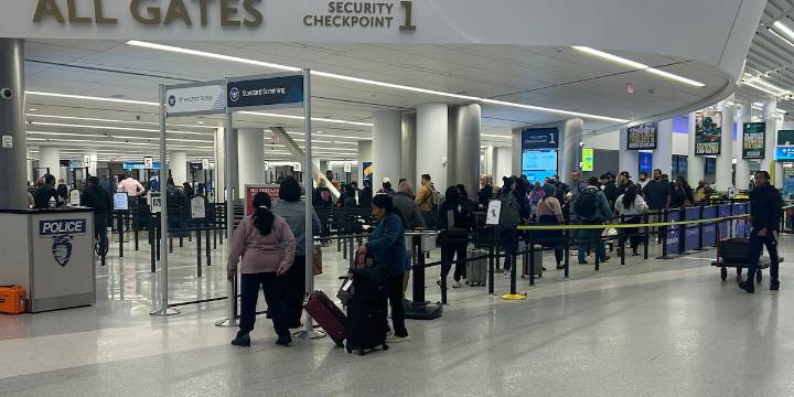 Charlotte travelers see more flight delays, cancelations as government shutdown vote looms