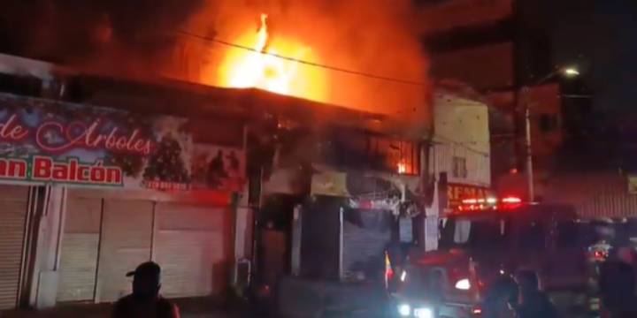 Incendio en pleno centro de Bogotá moviliza a Bomberos y cierra vías en San Victorino