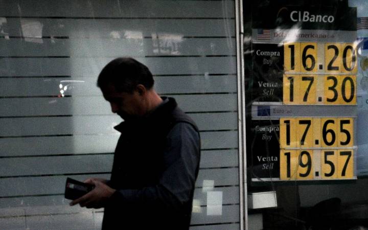 Peso mexicano cae a su peor nivel en dos meses, frente a un dólar fortalecido