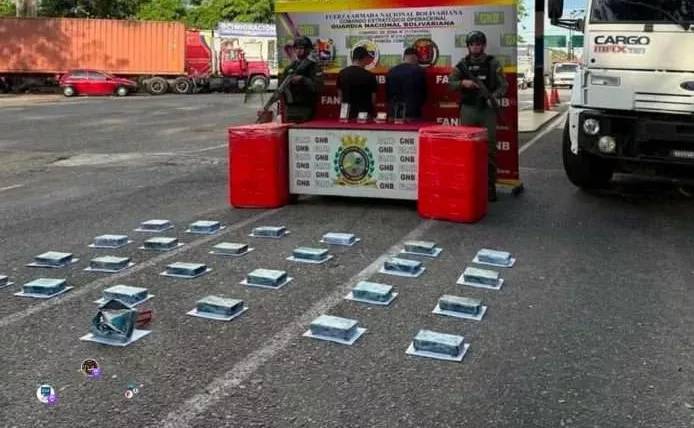 Detenidos dos sujetos que llevaban 25 panelas de cocaína ocultas en fresas