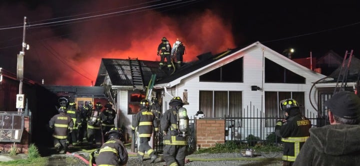 Incendio destruyó un local de comida rápida y una vivienda en la población Calixto