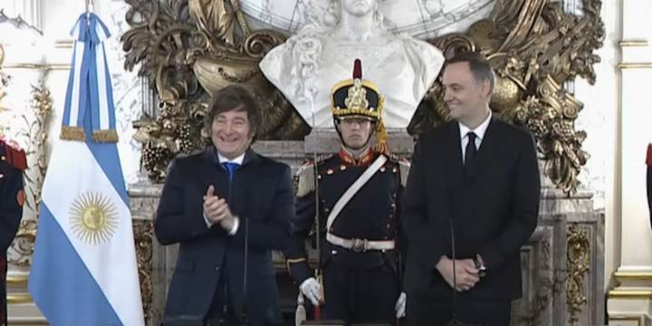 Javier Milei tomó juramento a Manuel Adorni como nuevo jefe de Gabinete: “Con todo eh”