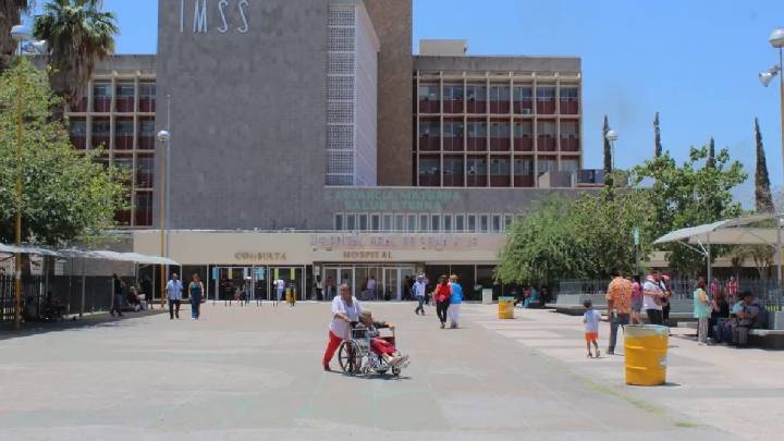 Pediatra jubilado del IMSS muere al desvanecerse afuera de la clínica 16 en Torreón