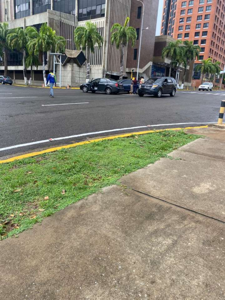 Dos vehículos chocaron en Alta Vista